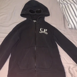 Cp Company Zip hoddie med googles  - Jag säljer denna tröja. Använd nåt år och köpte den för 3 år sedan. Ny pris är 1650kr