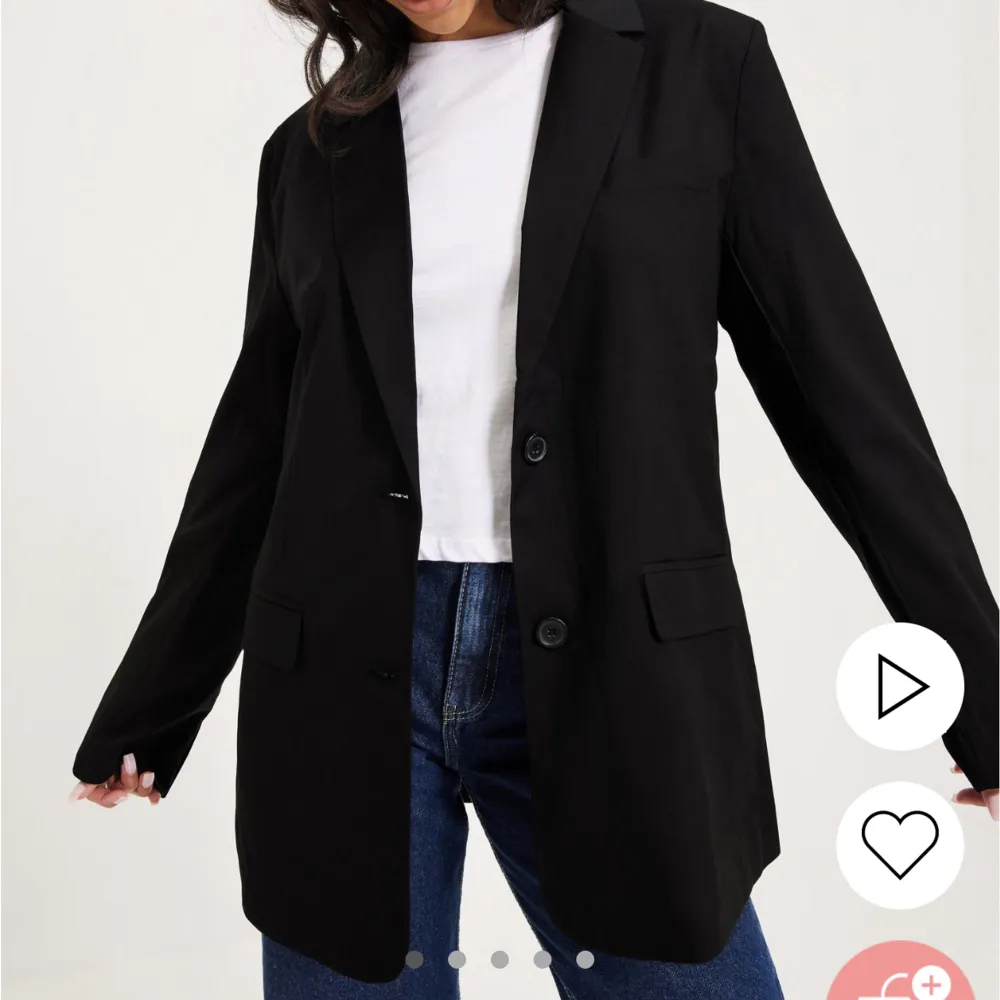 Säljer denna helt oanvända skitsnygga blazern från Nelly. Endast testad, oversized fit. säljer pga att jag har för många. Storlek 36. Nypris 699. Säljer för 400 . Kostymer.