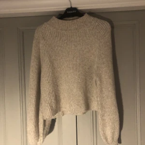 Stickad beige tröja - Fin stickad tröja från mango. Köpt för ca ett år sedan men aldrig kommit till användning. Köpt för ca 300, säljer för 170kr ink frakt. Skriv vid frågor eller intresse!💕