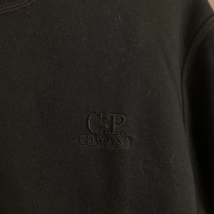 C.P COMPANY SWEATER - Grymt snygg svart, halvt urtvättad, CP company. Size M. Funkar för large o oversize S.   Nypris 1900.   ! Köpare står för frakt ! 