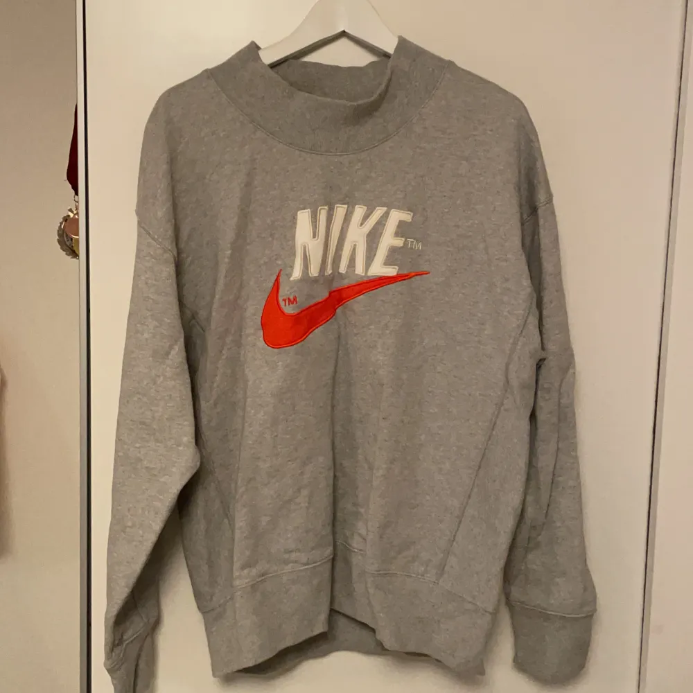 Grå Nike tröja, helt ny väldigt bra skick. . Tröjor & Koftor.