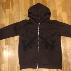 Zip up hoodie med tryck - Frenchie står det på framsidan till de som undrade. De nåt märke tror jag. Brun zip up hoodie med coolt tryck 