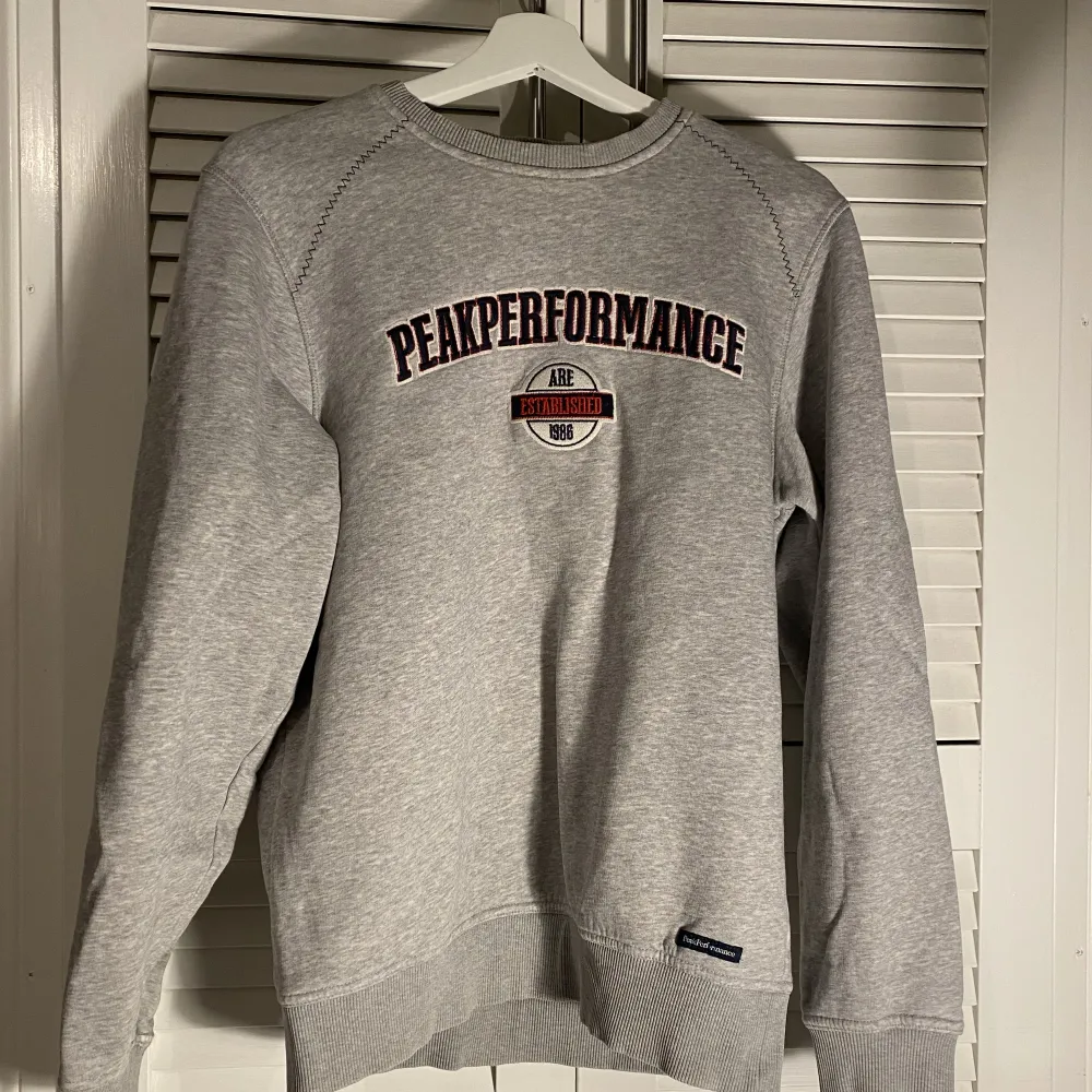 Här är en grå peak performance sweatshirt i färgen grå, skicket är som nytt och tröjan är bara använd ett fåtal gånger. Tröjor & Koftor.