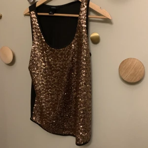 Festtopp med paljetter - Säljer denna jättefina fest topp, den är i st s men funkar också som xs ❤️