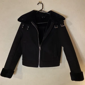 Jacka från H&M Strl. XS - Jättefin jacka från H&M. Inga skavanker.