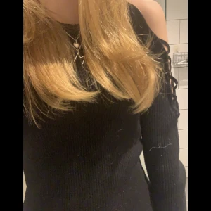 Zara tröja - Säljer denna sååå fina zara tröja med uringning på en Axel❤️❤️