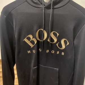 Hugo Boss Salbo huvtröja - Fin huvtröja i nyskick. Använd ett par gånger bara. Storleken är Small