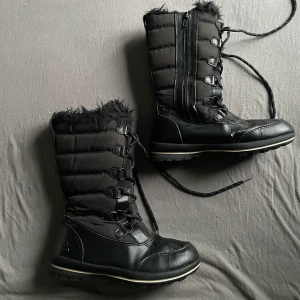 Vinterskor, stl 36 - Svarta vinterskor i storlek 36🖤 Säljer då dom numera är försmå🤍 De är ett par relativt höga skor som gör att man inte får snö i skon med ett fluffigt varmt material inuti🖤🤍 Köparen står för frakten!