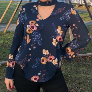 Blus - En blommig blus med fint krage från jacqueline de yong i Storlek 36