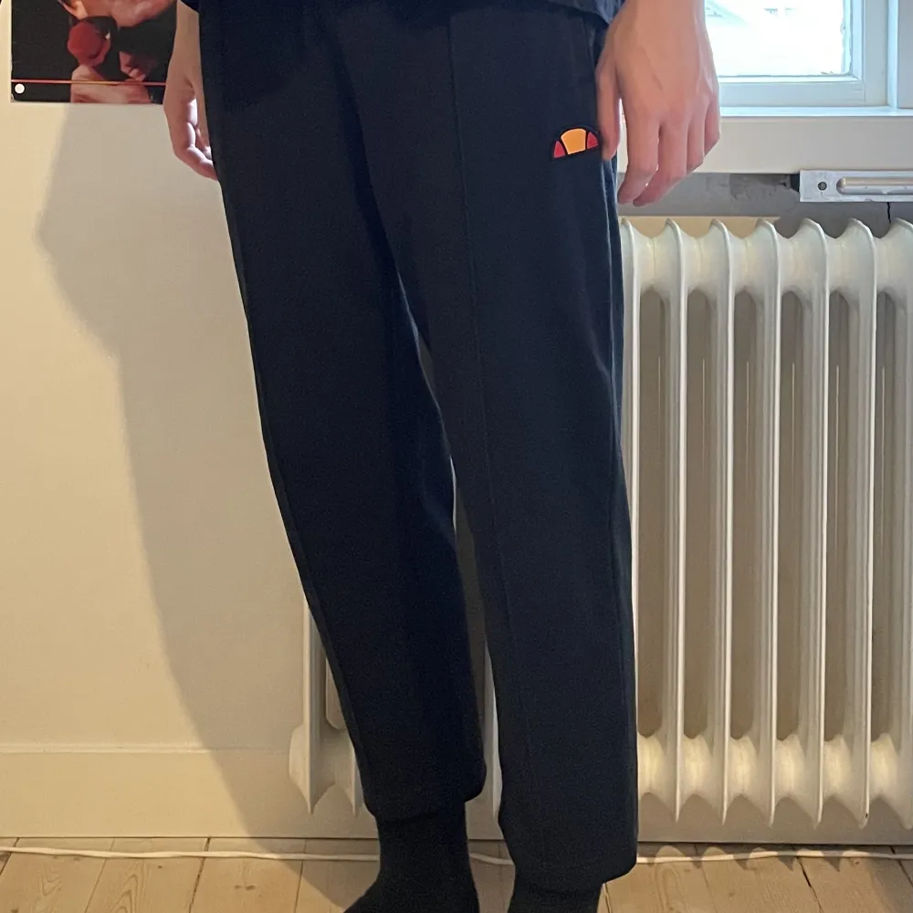 Svarta croppade Ellesse byxor  Medium  Bra skick inga fläckar  Jag är 184cm 65kg  Frakt tillkommer. Jeans & Byxor.