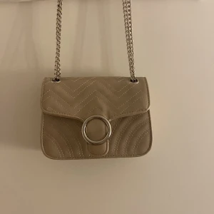 Beige väska  - En liten och söt beige väska!!