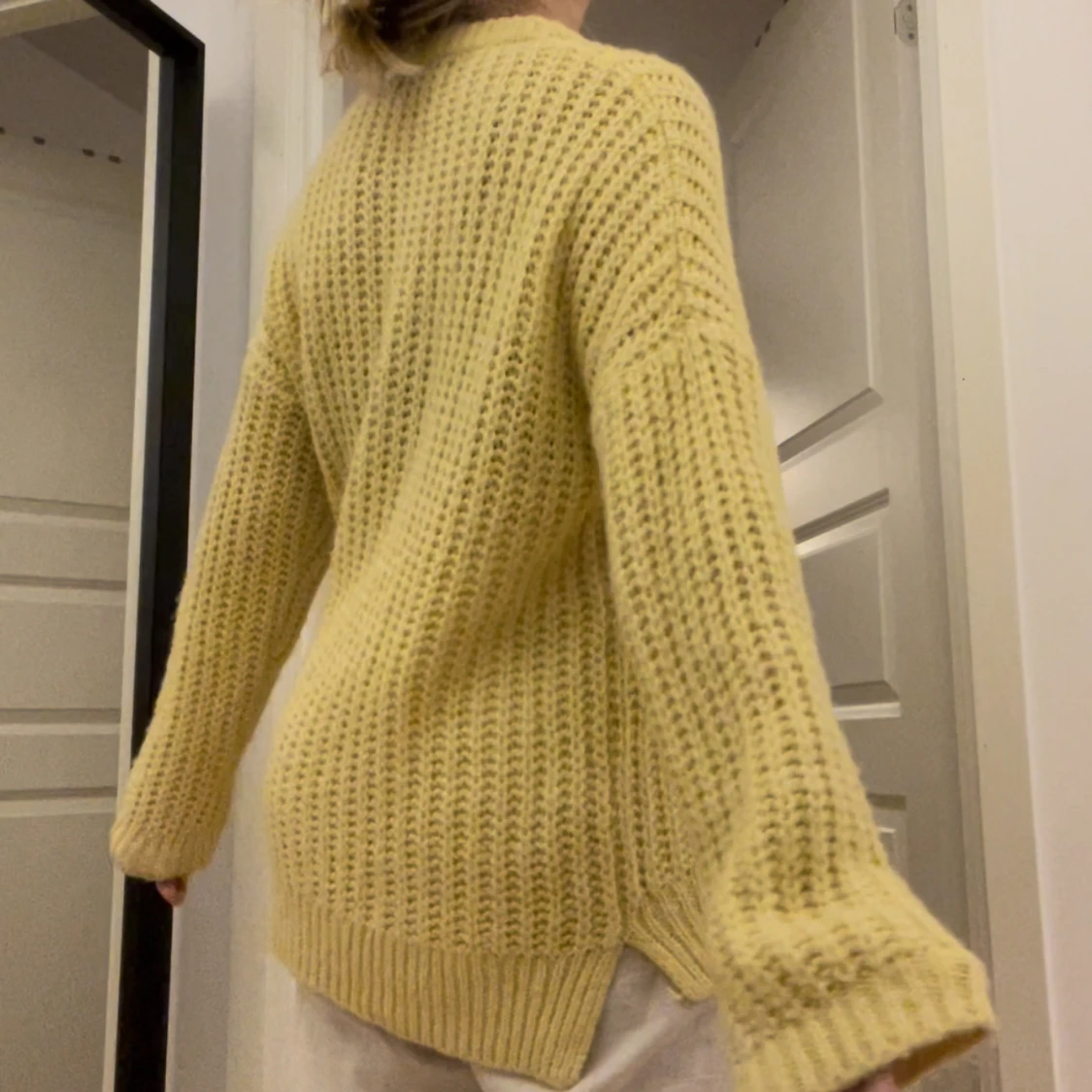 Gul stickad tröja - 91