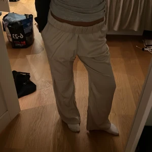 Satin byxor - Beiga kostym liknande linnebyxor. Vet inte riktigt vad man ska kalla de men dem är riktigt sköna! Välsigt fina i materialet men jag tycker att de e alldelest för långa för mig och är absolutisten sy kunnig så säljer dem så jag har liknande. Men😍😍😍 