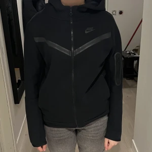 Nike tech hoodie - Nyskick Barn st XL Midellen är 163/55