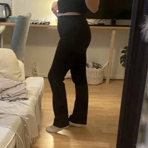 Tights - Tunna byxor med utsvängda ben, perfekta som fina mjukisbyxor! 