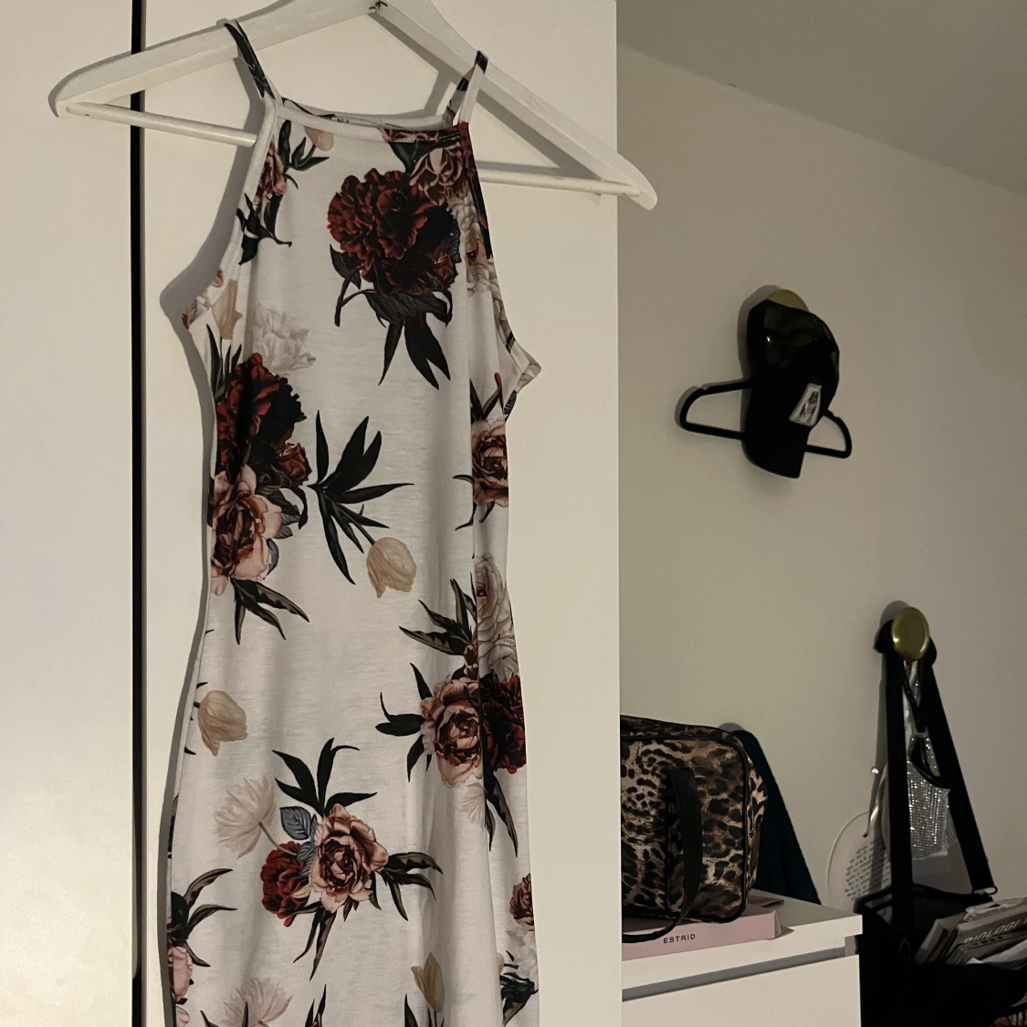 Vit blommig klänning