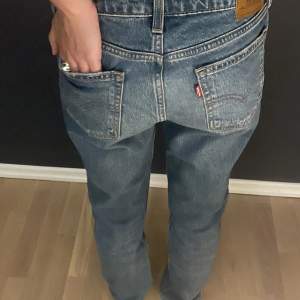 Raka helt nya levi’s jeans köpta för ca 1200 säljer för 400