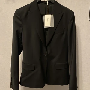 Svart Filippa K kavaj - Helt ny kavaj med prislapp kvar. Säljes pågrund av fel stolek. Modell Sasha cool wool blazer. Nypris 3200kr 🤍