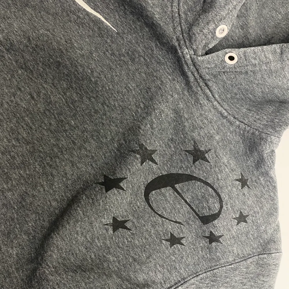 Nike hoodie med custom drain motiv design  Kvaliten e lite distressed (med mening)  Grå och snygg ☆. Hoodies.