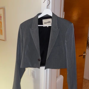Djerf avenue it blazer  - Säljer min croppade gråa it blazer från djerf avenue. Superfin kvalite och användbar kavaj. Den har inga tecken på användning. Storlek S. Perfekt lite oversized.
