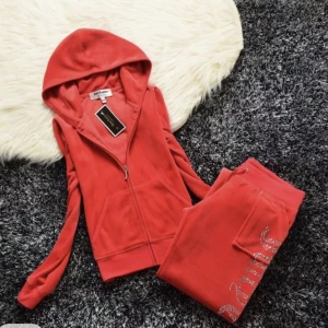 Säljer Röda juicy couture - Hej! Jag säljer röda juicy couture byxor i den gamla modellen. Den på bilden e lite mer rosa fast mina e röda. Bilden e dessutom inte min. Skriv i dm för mer info. Storleken e XXS men känns som XS bara. (Det e endast byxorna)