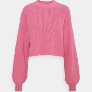 Stickad tröja - Jättefin stickad rosa tröja. Skriv om ni vill ha bilder på hur tröjan sitter på mig 💗💗