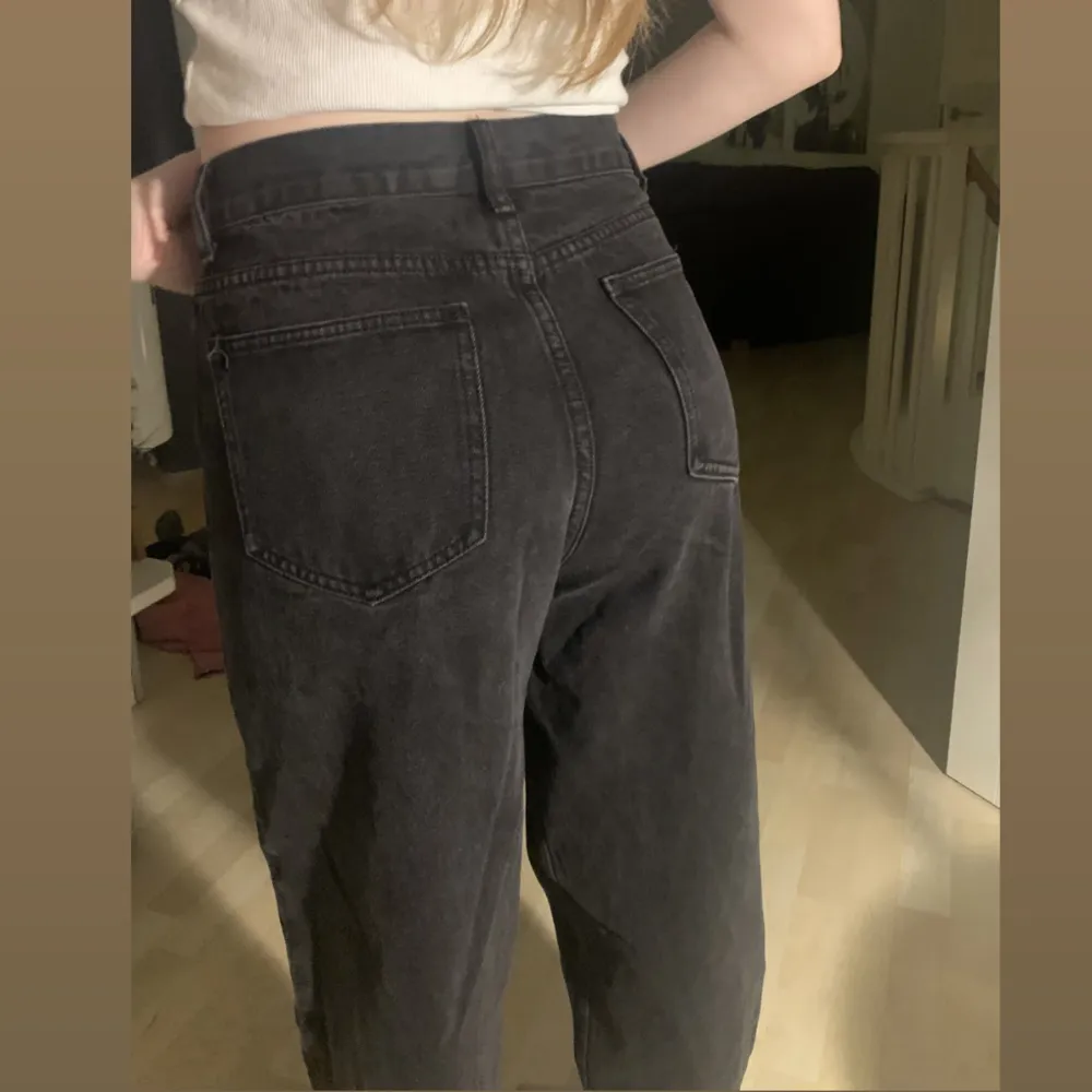 Väldigt långa jeans i tjockt material . Jeans & Byxor.