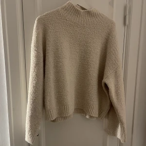 Stickad tröja  - Ben-vit tröja ifrån hm i storlek s 
