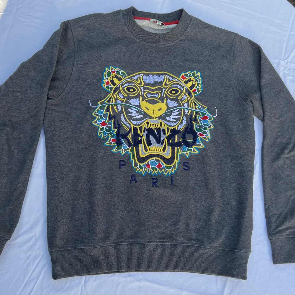 Mörkgrå dragon tiger sweatshirt från Kenzo i strl. XS.  9/10 cond; som ny, knappt använd. Nypris 2600kr, kvitto finns.. Tröjor & Koftor.