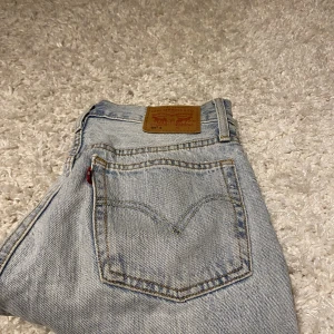 Levis 501 jeans short - Säljer nu mina Levis jeansshorts som jag tyvärr inte får på mig längre. Köpta här på Plick och aldrig använda då jag inte hittade ett bra tillfälle innan dem blev för små! 