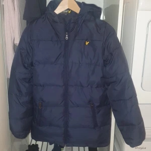 Lyle and Scott vinterjacka - Jag säljer en Lyle and Scott Vinterjacka i åldern 14/15 år. Köptes för cirka 3 år sedan för 800 kr och har använts max 10 gånger då den blev för liten. Säljer den för 300 kr. Kan mötas i södra Stockholm eller fraktas men köparen står för frakten.