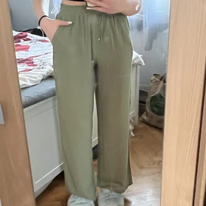 Byxor - Sköna helt nya byxor. Etiketten är fortfarande på. Är själv 168 cm och byxorna är M/38