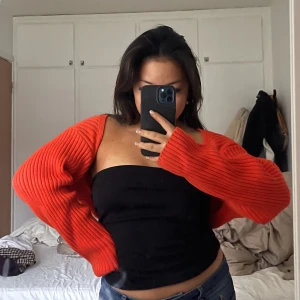 Röd kofta/armcovers - En röd kofta/armcovers från h&m! Säljer den då jag har börjat ogilla färgen, men fortfarande i jättebra skick :)