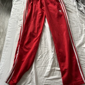 Adidas Byxa - Adidas byxa i röd färg, bra skick men användes inte. Storlek S.
