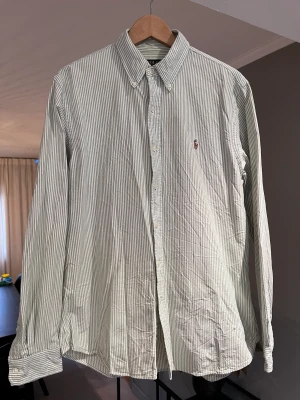 Oxford skjorta Polo Ralph Lauren  - Randig Oxford skjorta från Polo Ralph Lauren i slimfit. Ljusgrön/vit