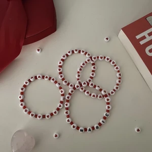 superfina armband med hjärtan - superfina och gulliga armband med små hjärtan på, perfekt att ge till någon älskad eller till dig själv. går att göra mer personlig med ett namn om det önskas. du väljer själv storleken på armbandet. kostar 15kr/styck, köparen står för frakten 😊