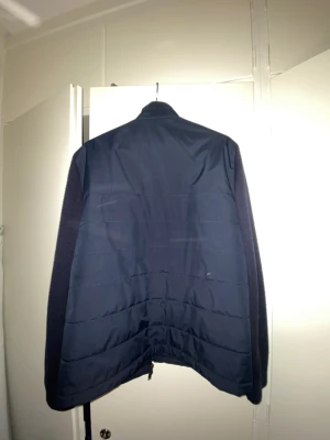 Allväderjacka - Allvädersjacka från zalando köpt för 1300kr, skit snygg och perfekt till hösten. In liten fläck men försvinner lätt. Den är använd i cirka 1-2 veckor  Nypris 1300kr  Mitt pris 700kr 