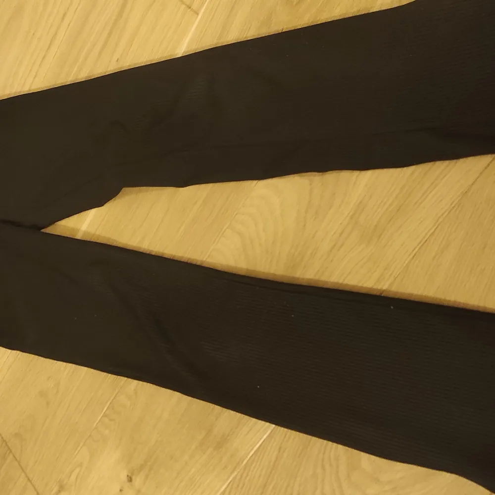 Ett par svarta byxor som inte kommer till användning tränings material.. Jeans & Byxor.