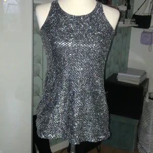 Linne  - Glittrigt fest linne i storlek 120 men passar mig som är en liten xs💗
