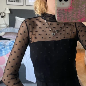 Meshtopp - En långärmad meshtopp! Passar exempelvis att ha med en svart bandeutopp under som på bilden🖤