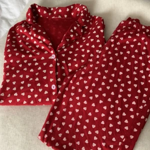 Pyjamas, XS - Jättegullig röd pyjamas med vita hjärtan i bomull❤️ tyvärr för liten för mig! Från h&m men är helt slutsåld. Köpare står för frakt.