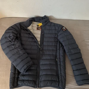 Parajumper jacka - Säljer den för att den används knappt. Bra skick! Nypris: 4300. Kvitto och tags finns!