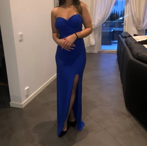 Blå festklänning - Blå festklänning i storlek 34, endast använd en gång