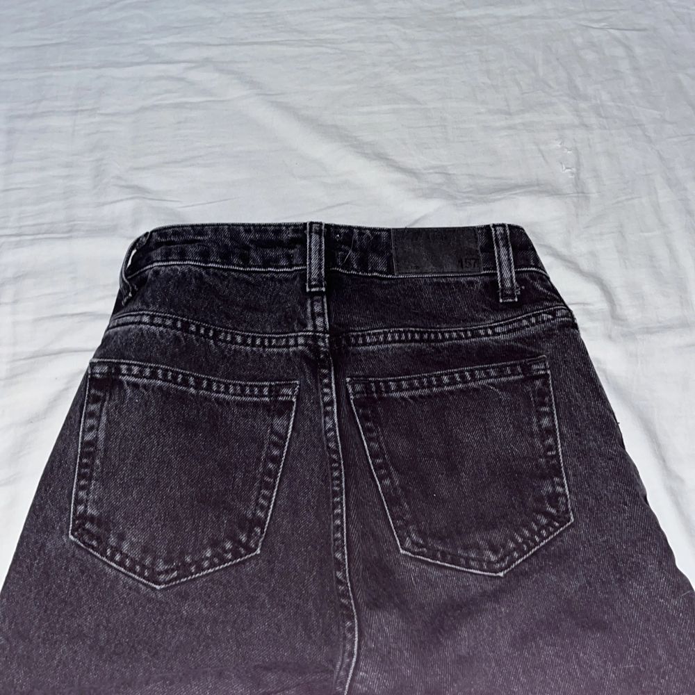 Jättefina och sköna jeans från lager 157 använt 2 gånger typ men gillar inte hur dom sittter på just mig, ingen fläck eller något hål. Avklippta nertill. (Priset kan diskuteras). Jeans & Byxor.