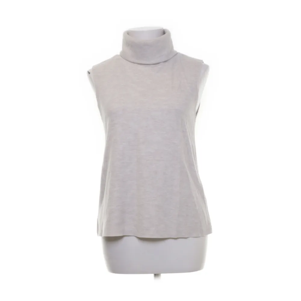 Säljer denna fina grå/beige Zara Polo tröjan i storlek S. Inga defekter alls. Pris kan diskuteras. Toppar.