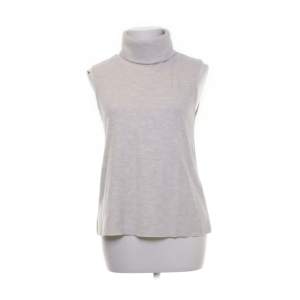 Säljer denna fina grå/beige Zara Polo tröjan i storlek S. Inga defekter alls. Pris kan diskuteras