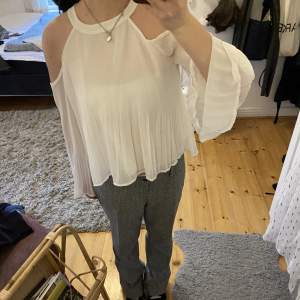 Såååå fin vit blus från hollister!!!! Passar så bra till våren och sommaren!!! Eller kanske till fest?!❤️