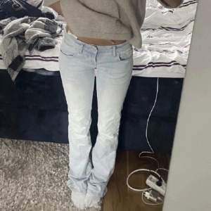 Säljer dessa ltb jeans för att de var för stora för mig, jag är 164 cm lång. Köptes i höstas och är använda fåtal gånger (första bilden är lånad)