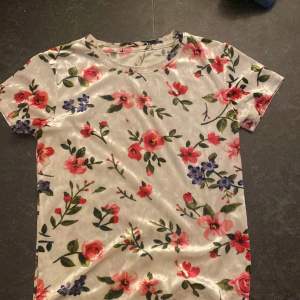 T-shirt med blommor 