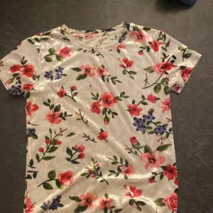 T-shirt  - T-shirt med blommor 